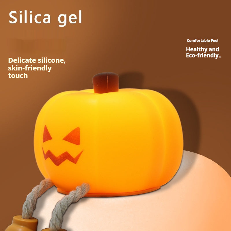 Lámpara calabaza encendida en la oscuridad
